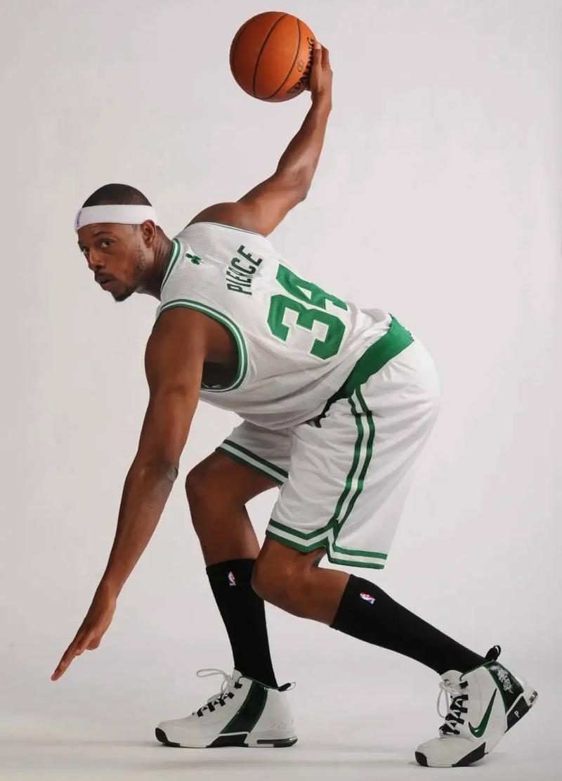 熟悉么？图片报：慕尼黑1860极端球迷在拜仁训练场涂鸦（图片报：1860慕尼黑极端球迷在拜仁训练基地喷涂涂鸦）